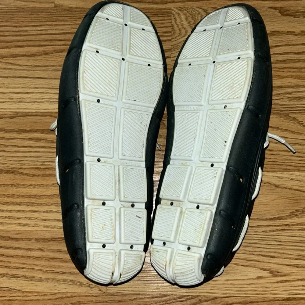 Black Men’s Slip-On Loafers with Contrast Cream Laces